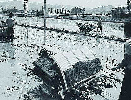 Die Bilder zeigen die stetige Weiterentwicklung der Landmaschinen von Daedong Corporation in den vergangenen 75 Jahren.